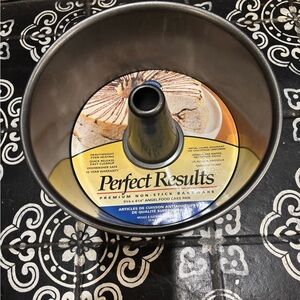 Perfect Results Non-Stick Bundt Cake/ Angel Food Cake Pan NWT